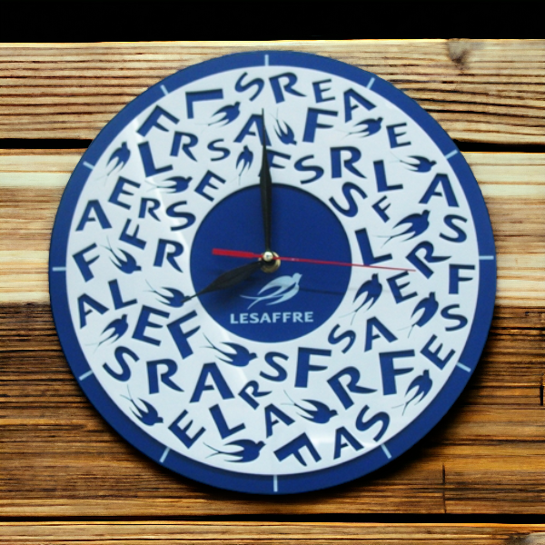Нанесение логотипа на часы в виде накладки с прорезью.